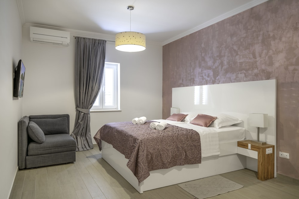 Boutique Pine Tree apartments 11/50