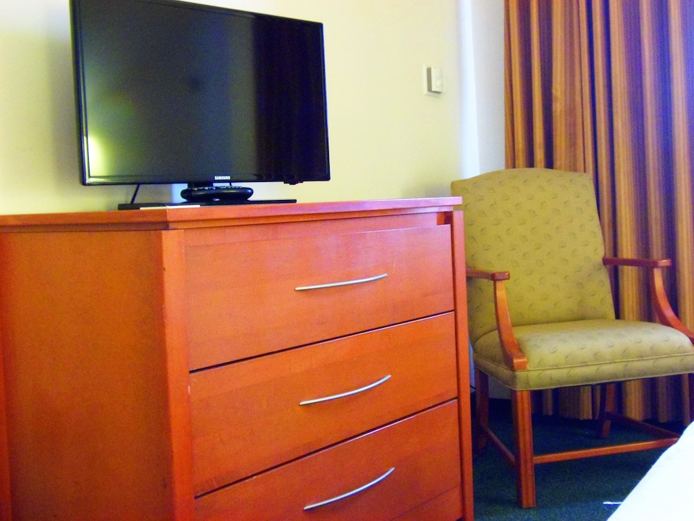 Rosslyn Inn & Suites, SureStay Collection by Best Western 3/48