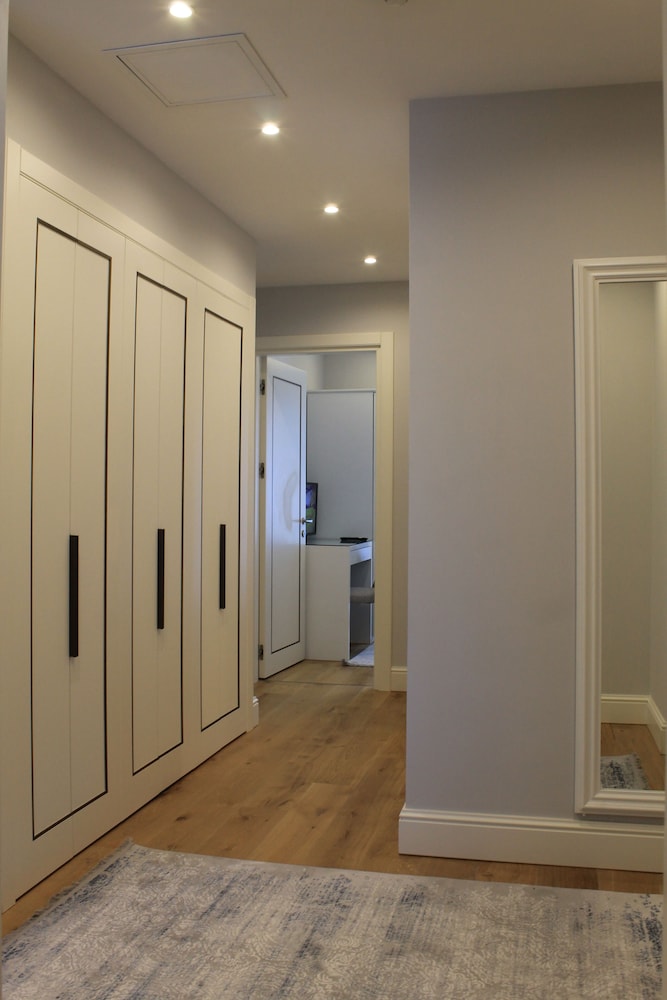 GARLON RESIDENCE 12/56