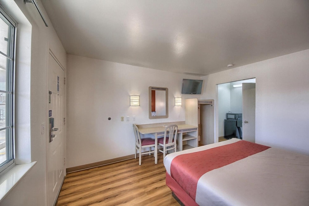 Motel6 Kerrville, TX 24/42