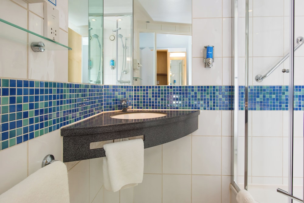 Standard, Twin Beds, Holiday Inn Express Hemel Hemptstead 3/3