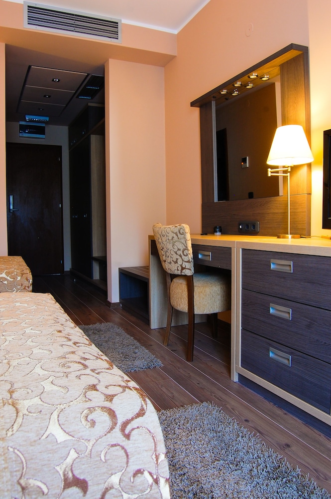 Hill Hotel 13/30