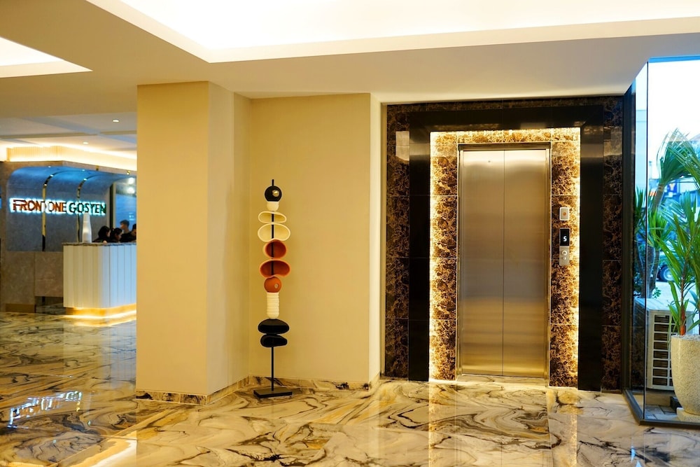 Front One Gosyen Hotel Salatiga 7/50