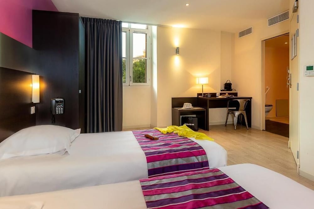 ROOM, DOUBLE OR TWIN BED, ACCESSIBLE