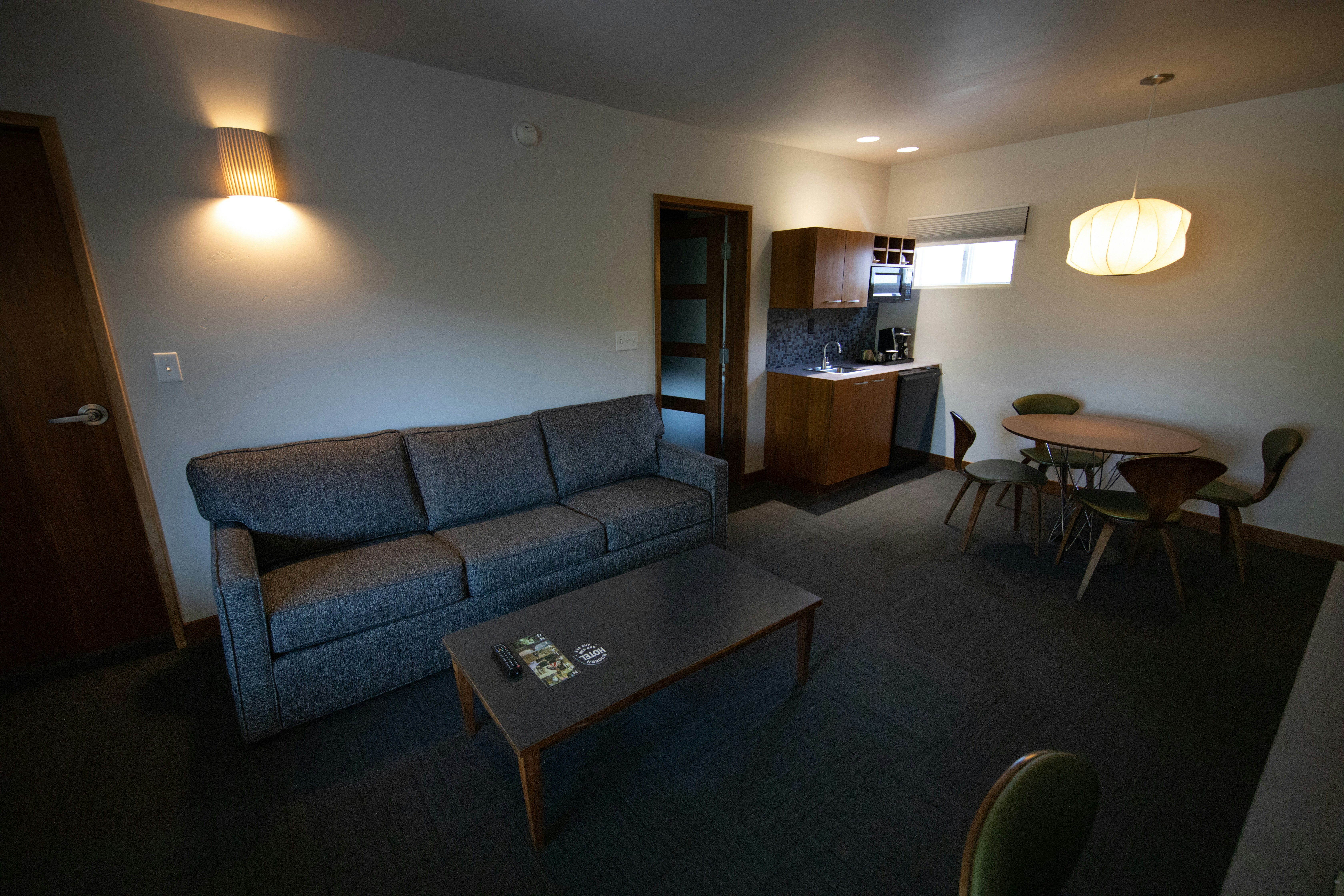 Modern Hotel And Bar 36/48