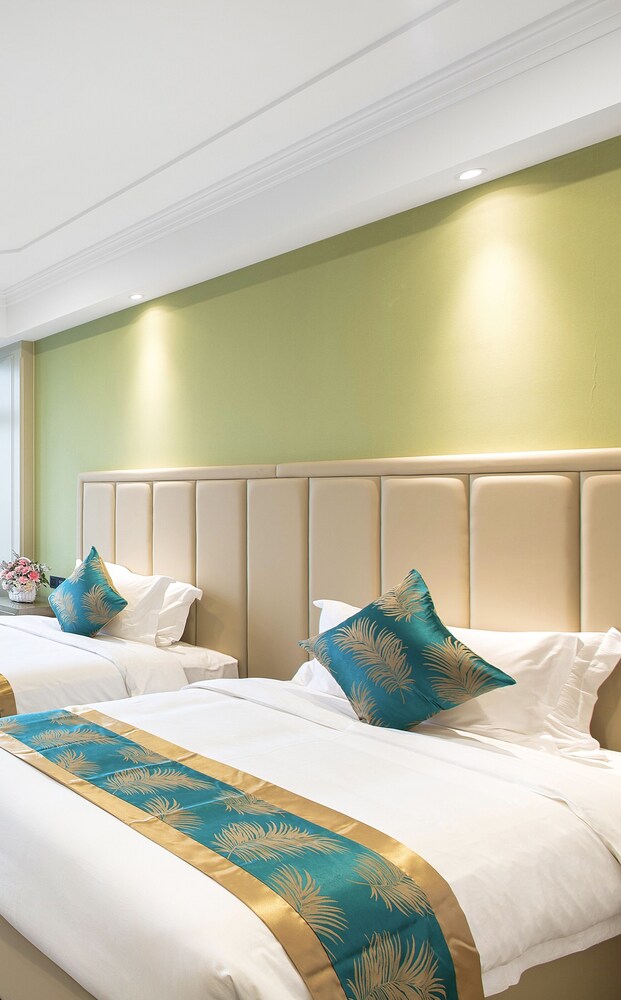 Lily Hotel 8/33