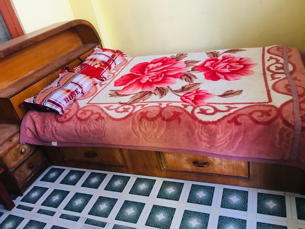 Sara's Backpackers Hotel 34/74