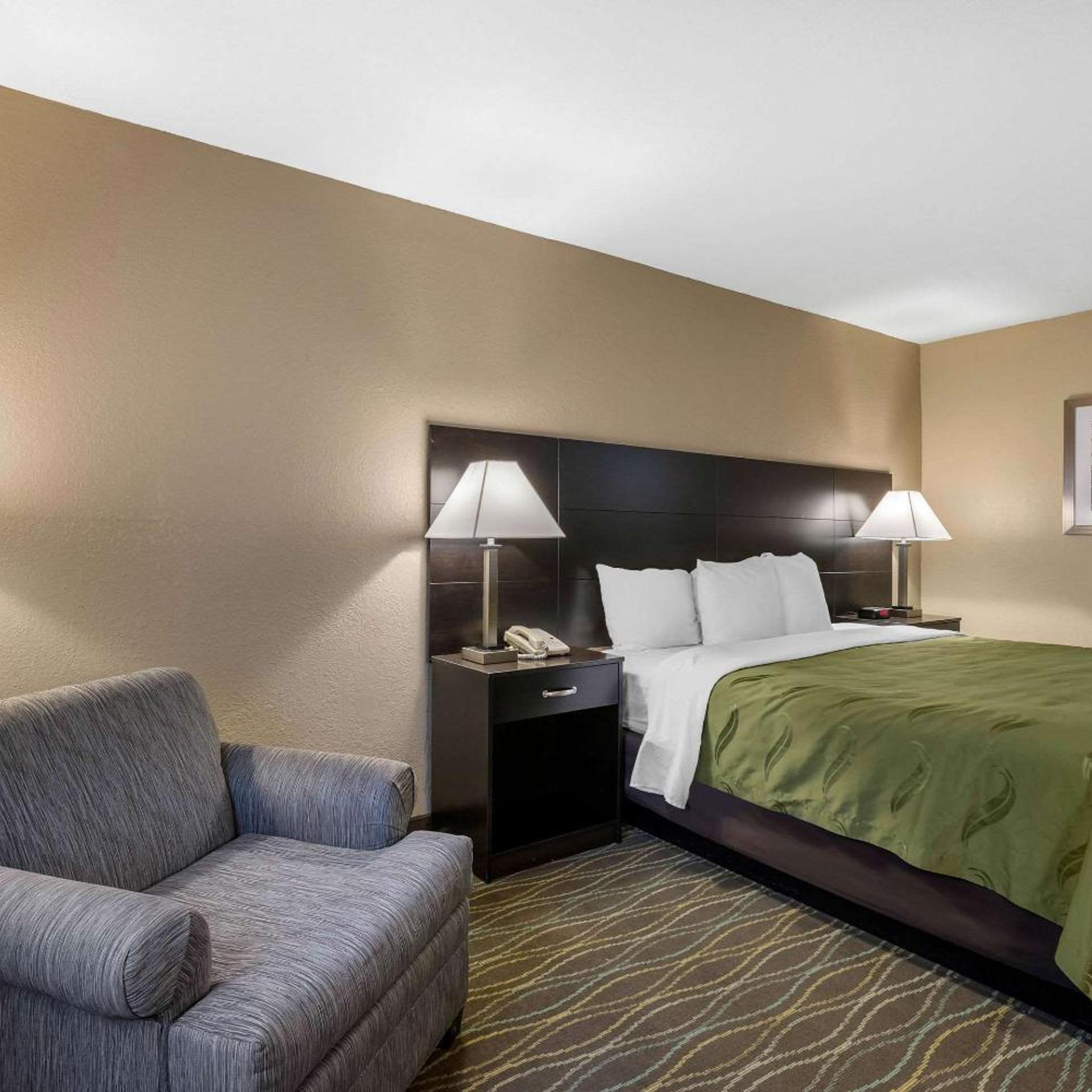 غرفة بسرير كينج وسرير كوين، Quality Inn & Suites Des Moines - Merle Hay Road 2/4