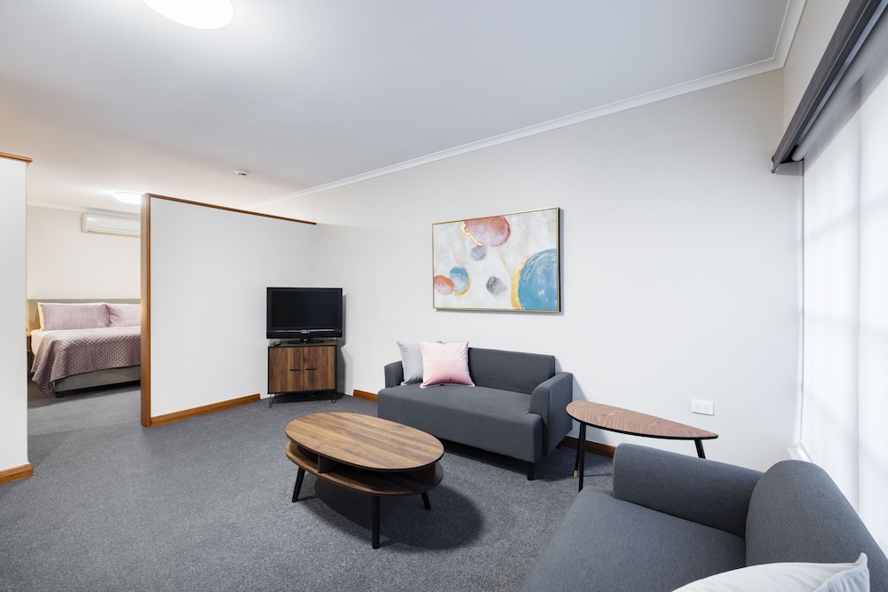 Adelaide Inn 30/48