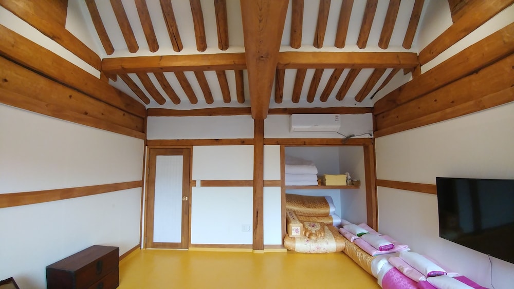 So Hyeon Dang Hanok Guesthouse 61/67