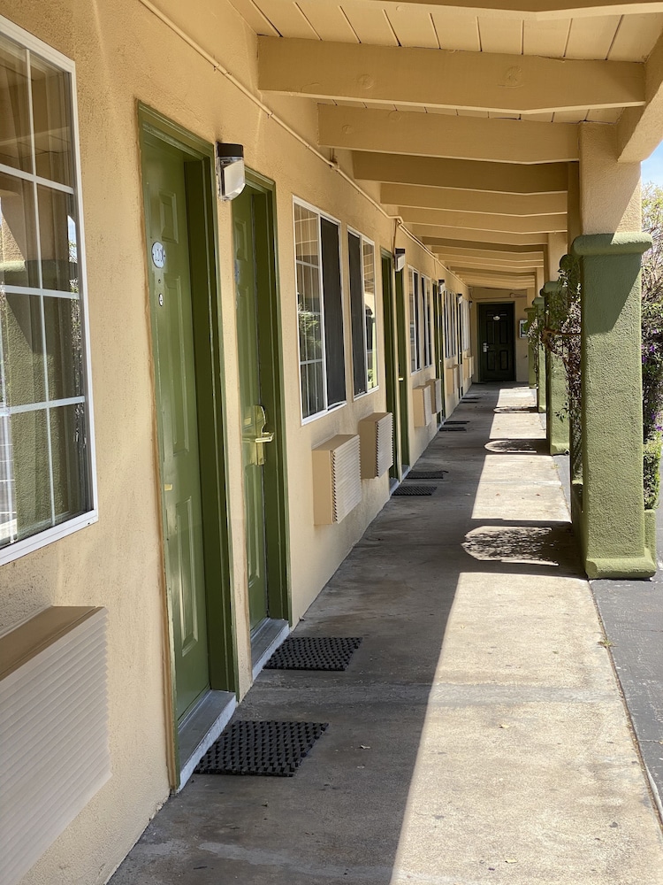 Holiday Motel 15/16