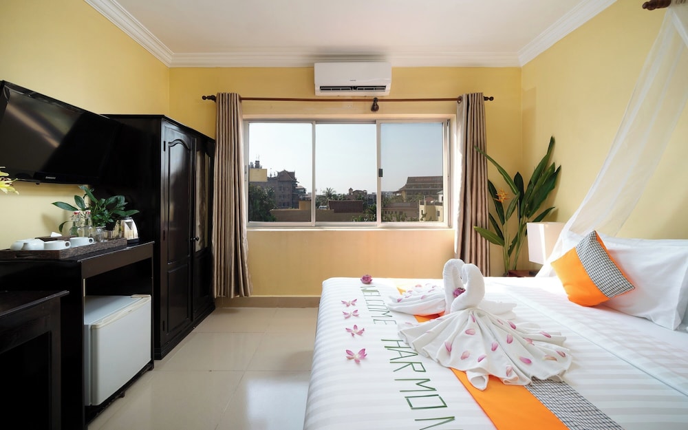 DELUXE, DOUBLE OR TWIN BED, POOL VIEW