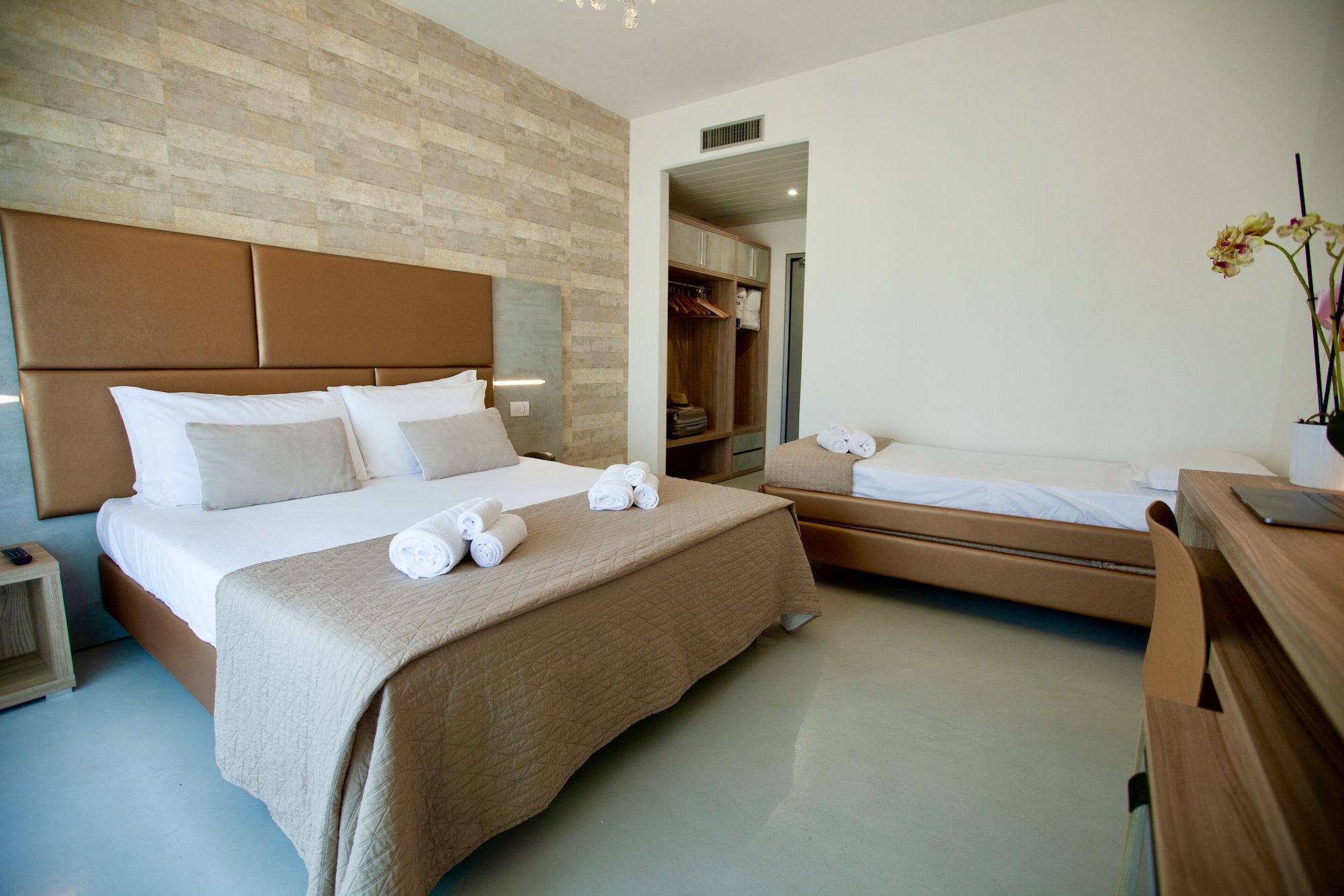 غرفة بانورامية ثلاثية بسرير مزدوج وسرير فردي بشرفة بغرفة نوم واحدة، Hotel Maestri 4/7