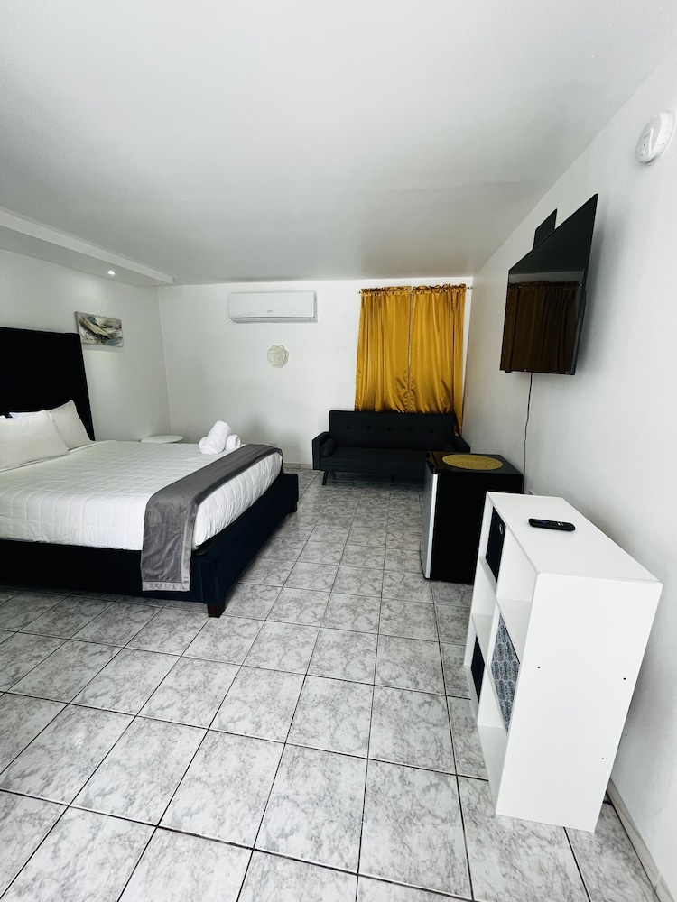 Douglas Highway Hotel 13/31