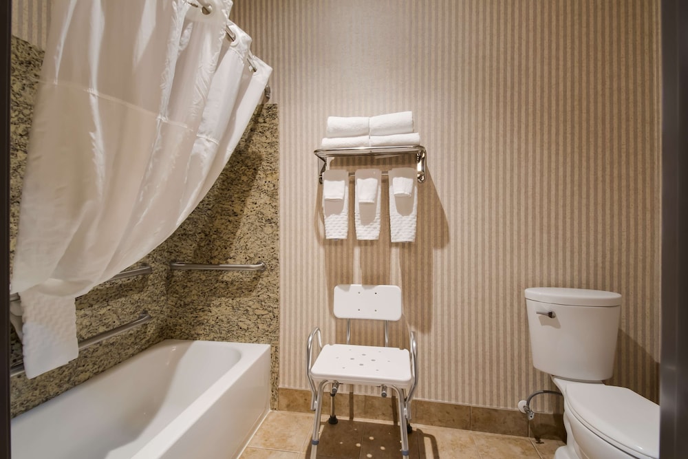 غرفة قياسية بسرير كينج بحوض جاكوزي لذوي الإعاقة، Best Western University Inn & Suites 5/6