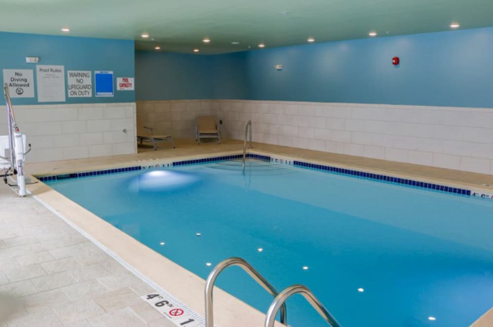 Holiday Inn Express Suites Detroit North Roseville 2/36