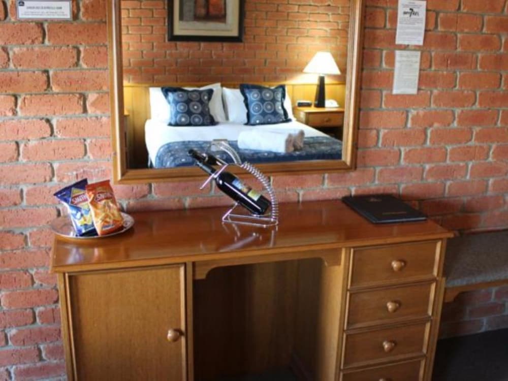 Bakery Hill Motel 32/35