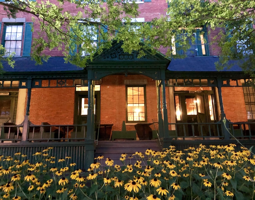 Rogues Harbor Inn 3/50