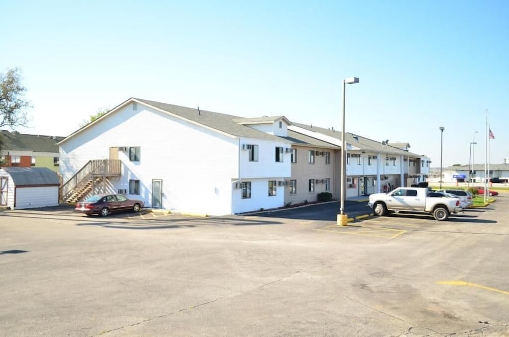 Luxury Inn &amp; Suites 1/26