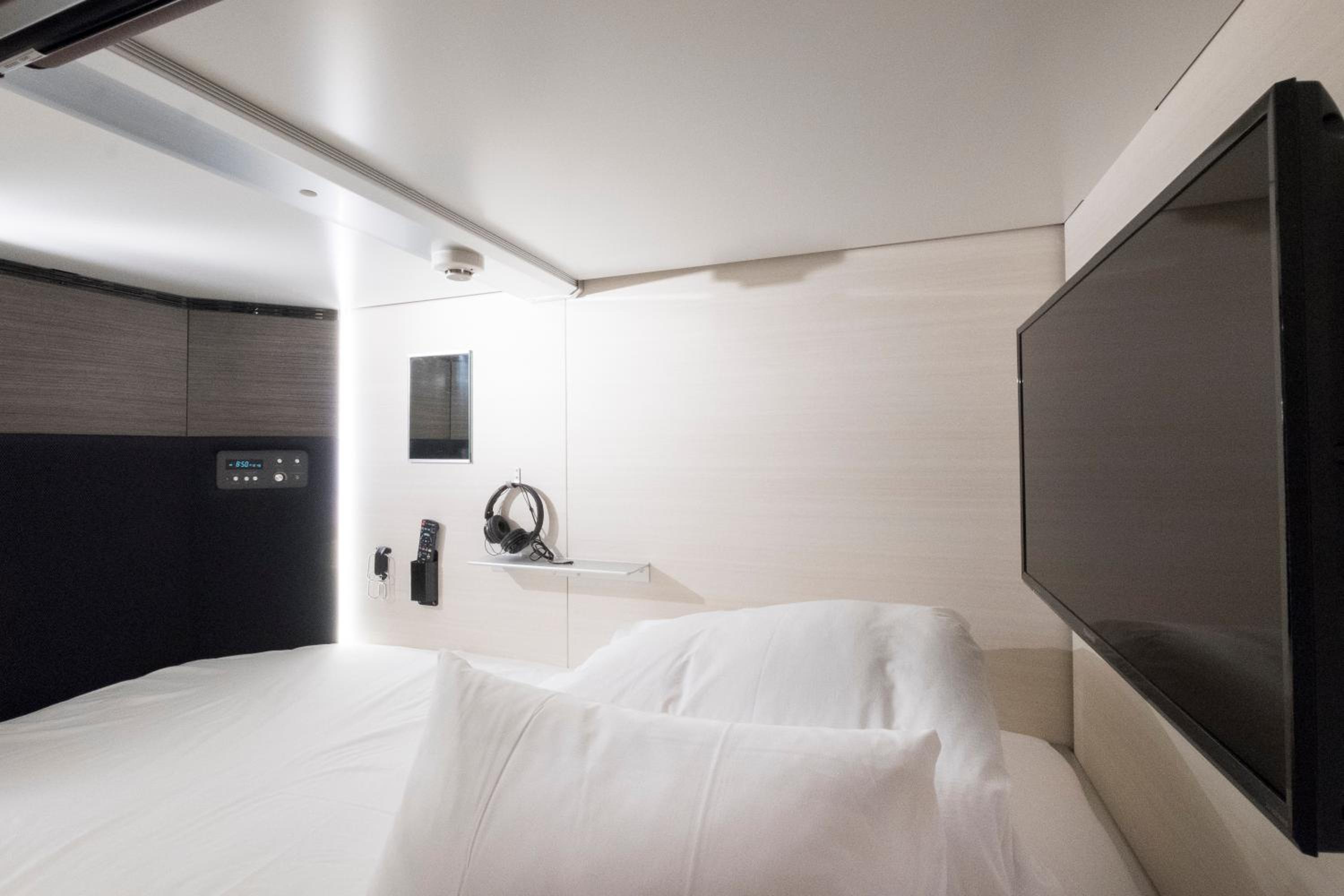Capsule, Twin Beds