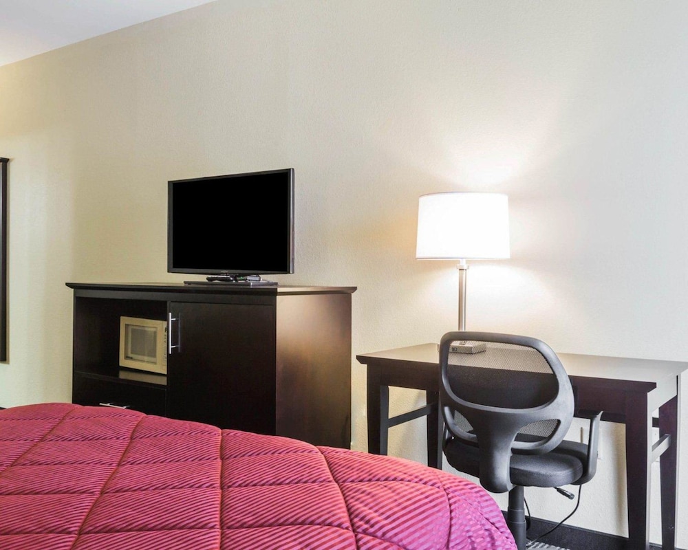 Quality Inn & Suites North Montgomery 32/34