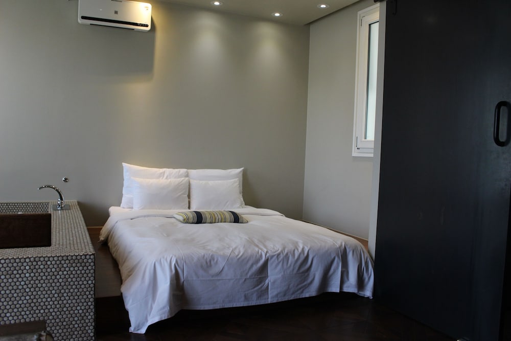 Studio, Queen Bed, Rail View