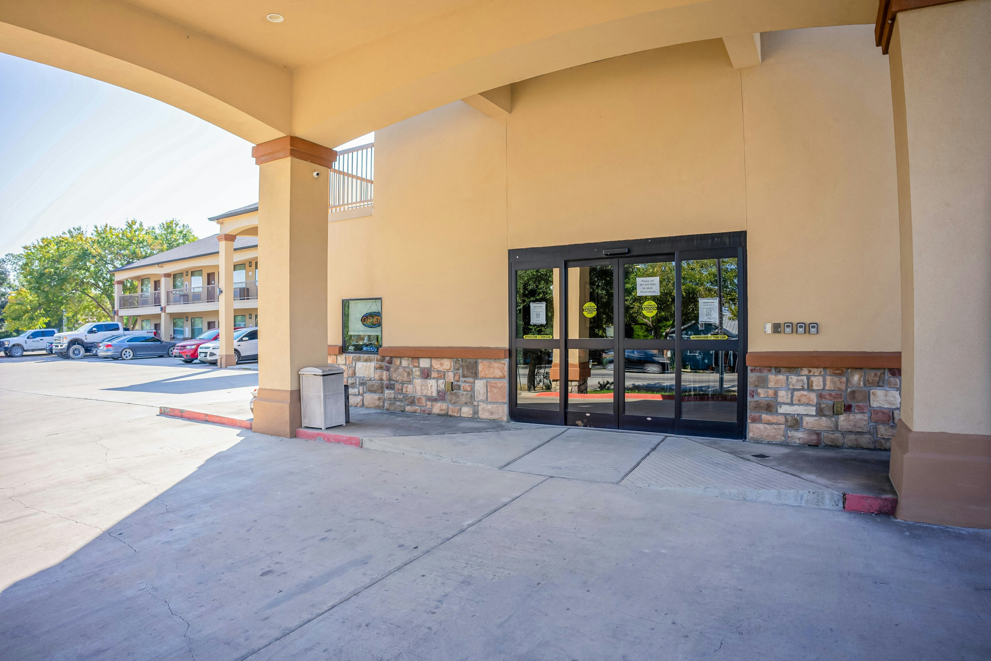 Moulton Inn & Suites By OYO Near Shiner TX 22/29