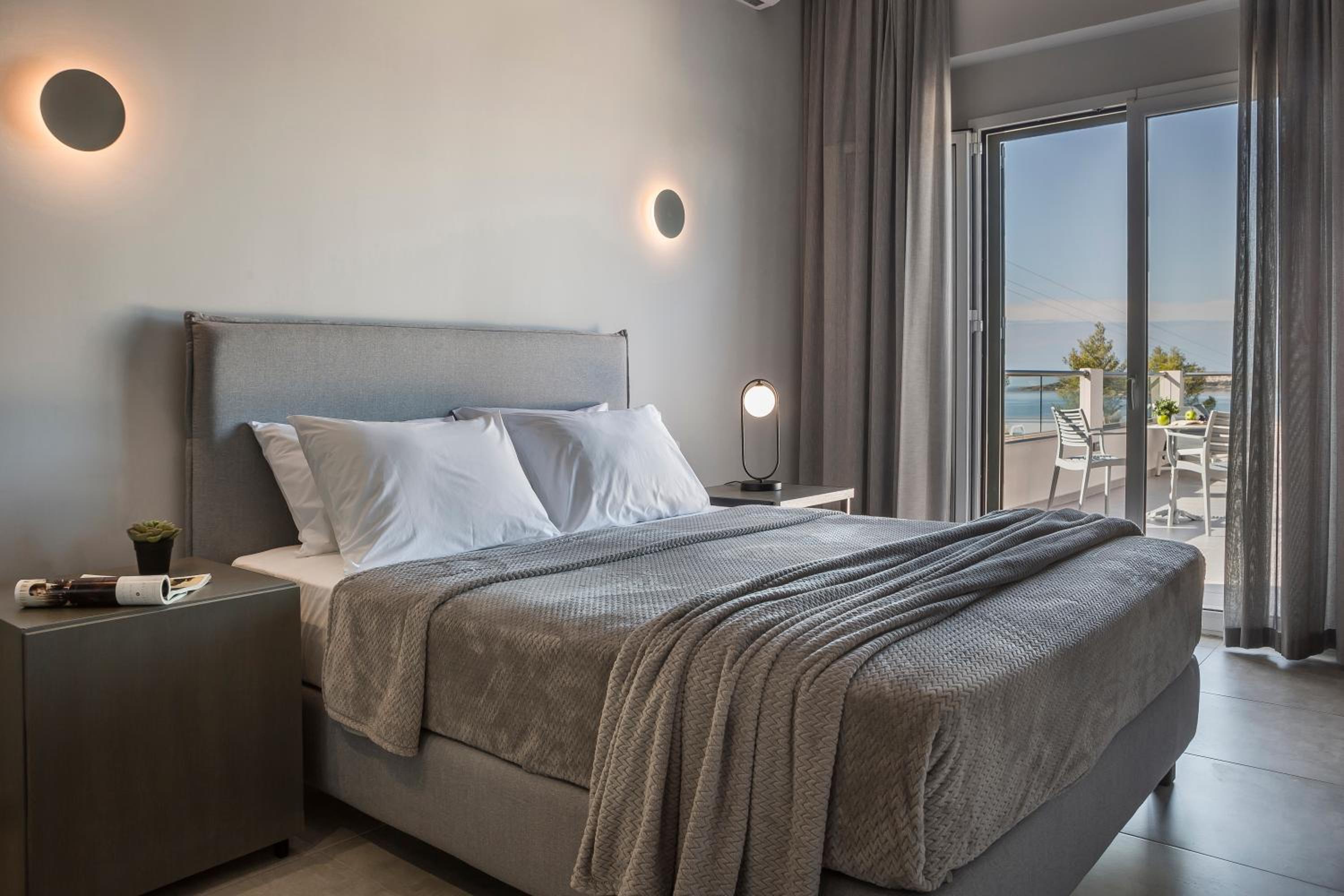 غرفة ديلوكس بسرير مزدوج بإطلالة على البحر بشرفة، Limanaki Hotel 6/10