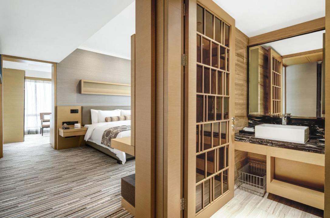 Longchamp Garden Hotel 23/35