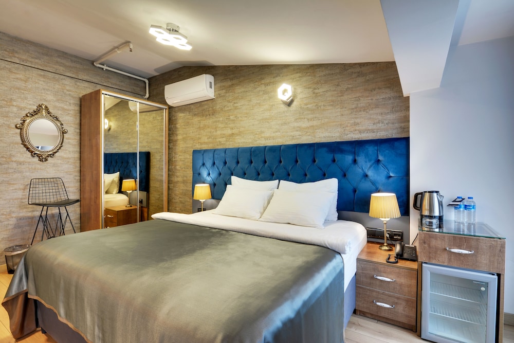 Castillo Luxury Rooms And Suites 12/38