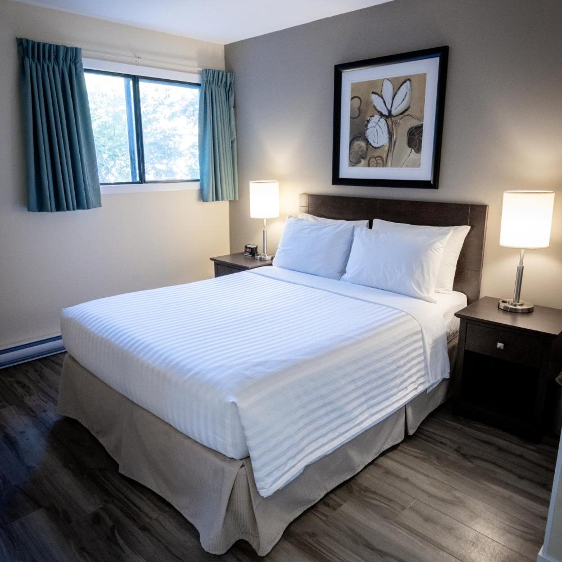 Deluxe, Suite, King Bed, 2 Queen Beds