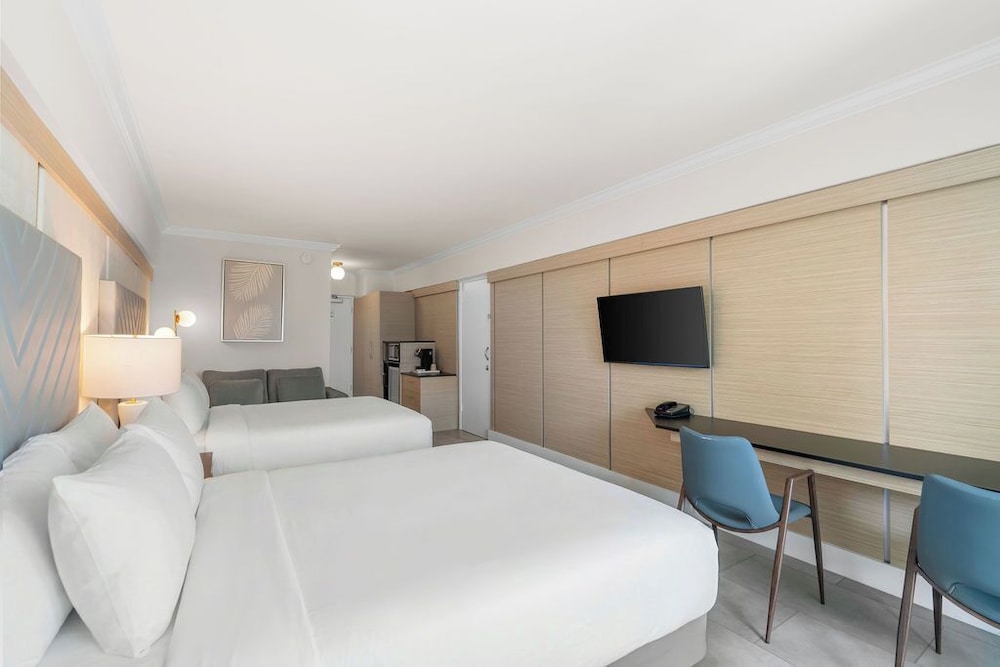 Superior Queen/Queen Balcony, The Garden Hotel and Resort 7/10