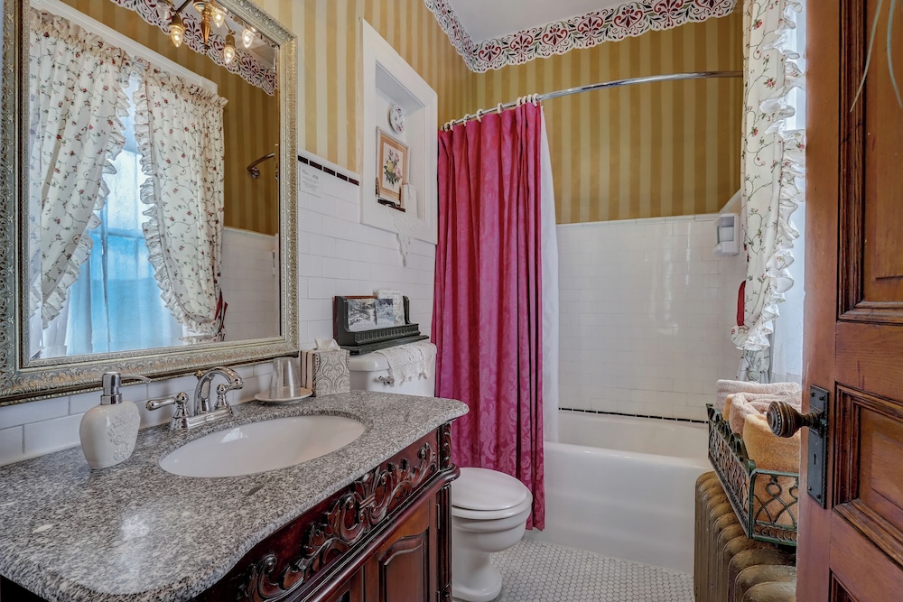 ROMANTIC, SUITE, MULTIPLE BEDS