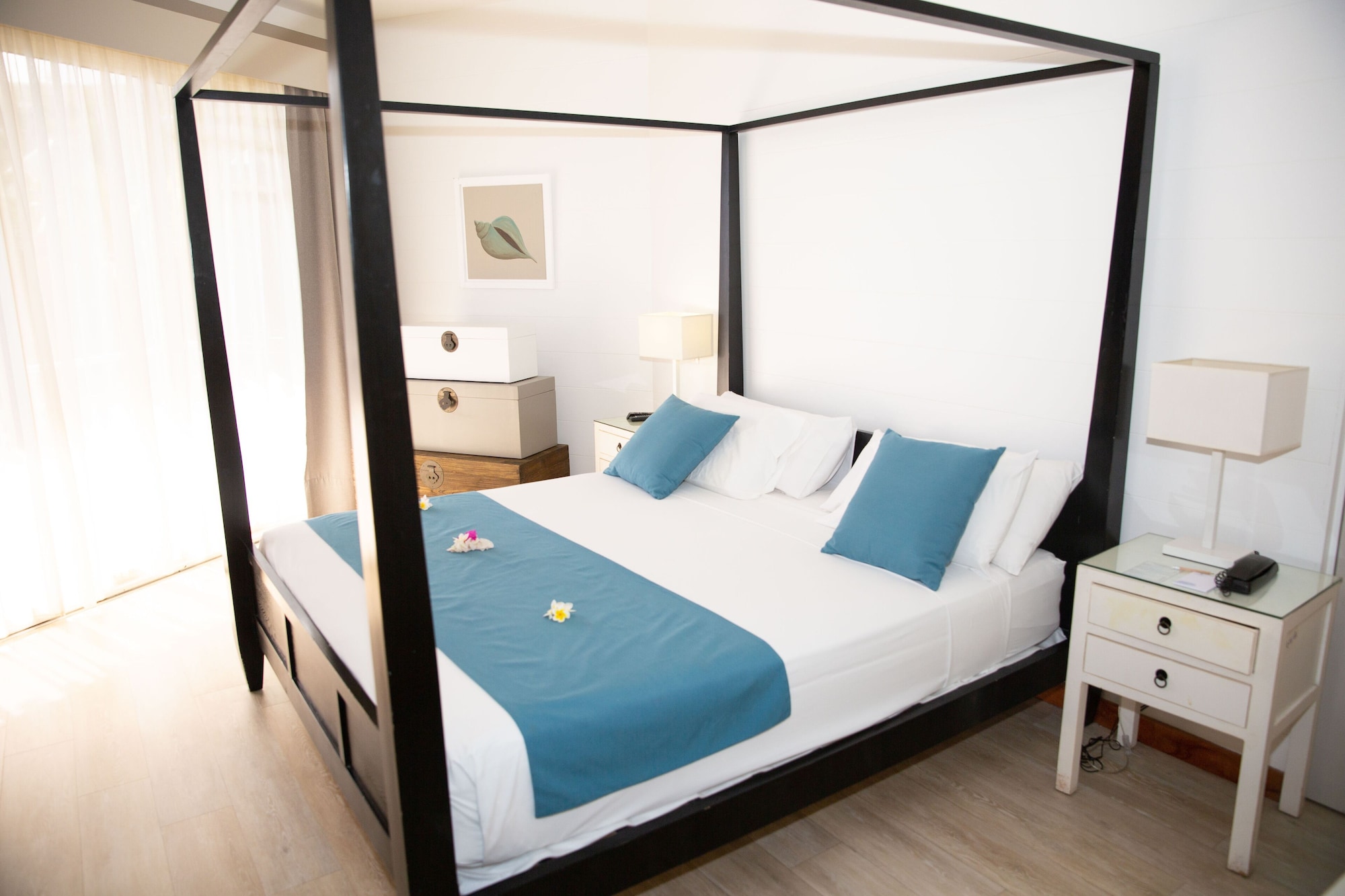 Junior Suite, Queen Bed, Partial Sea View