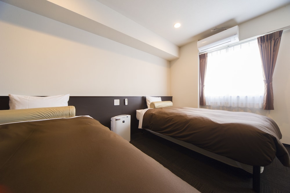 PREMIER, TWIN BEDS, UNIT BATH, SMOKING