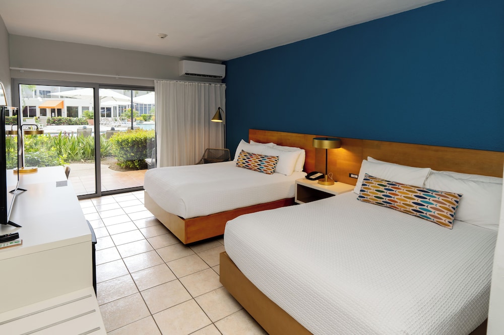 Standard, 2 Queen Beds, Pool Side