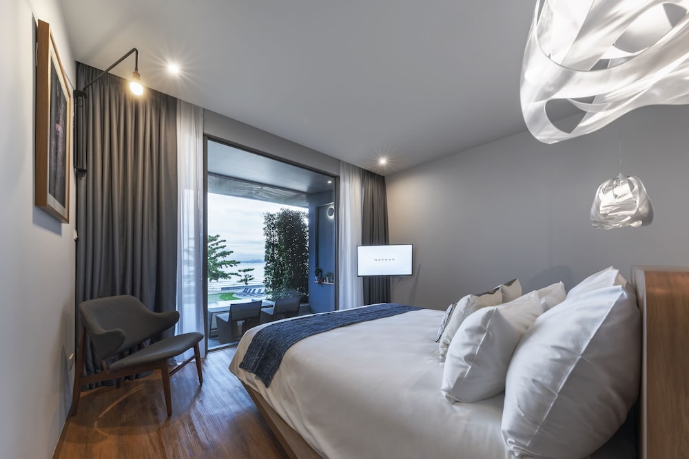 Deluxe, King Bed, Sea View, Pool Access
