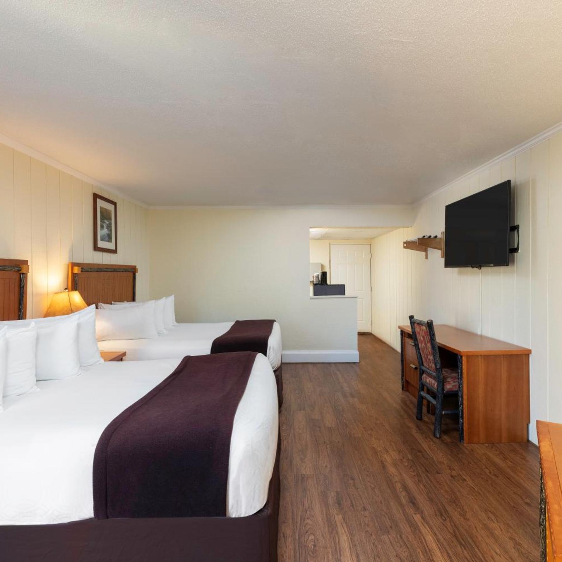 SIGNATURE, GUEST ROOM, QUEEN BED, RIVER VIEW