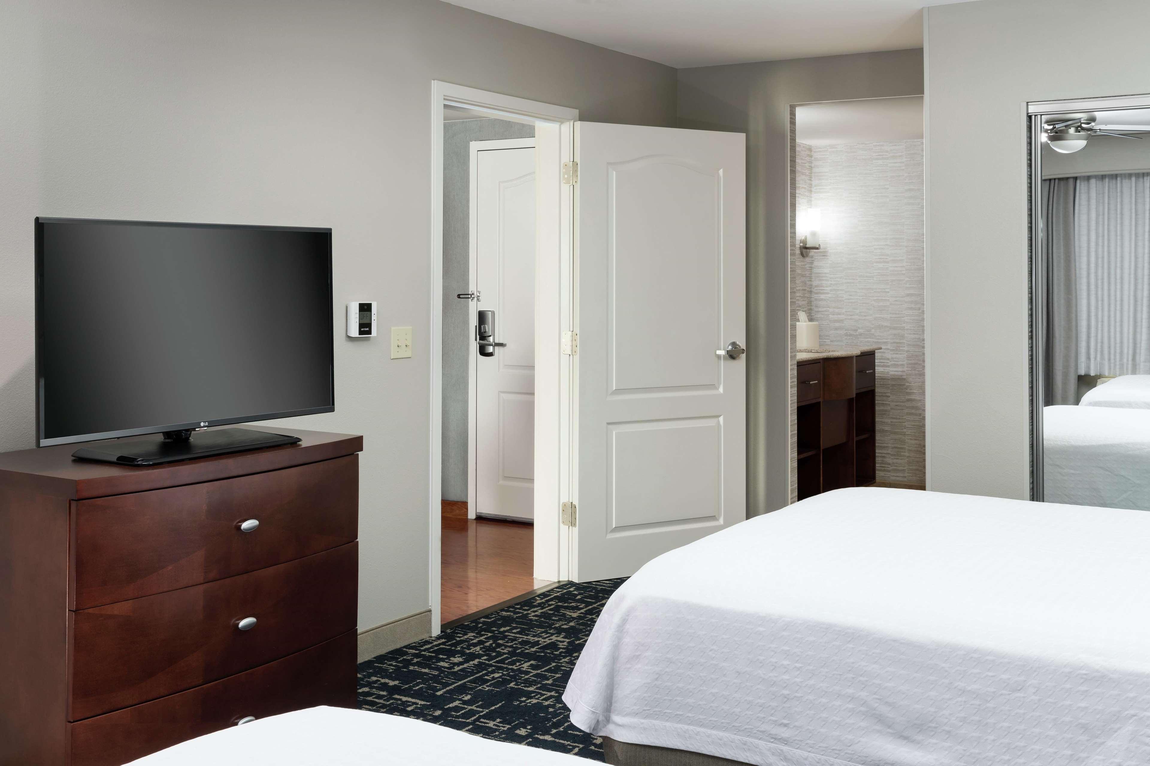 2 Bedrooms, Suite, King Bed, 2 Queen Beds, 2 Bathrooms