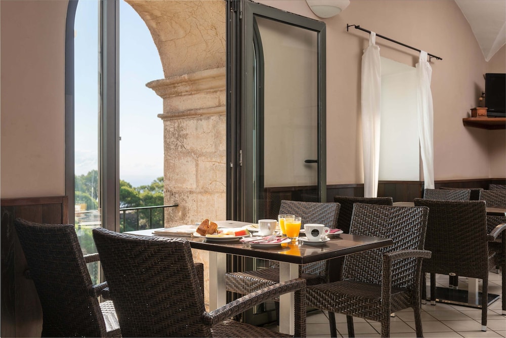 Petit Hotel Hostatgeria Sant Salvador 33/66
