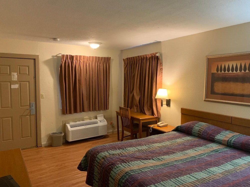OYO Blue Star Inn 9/65