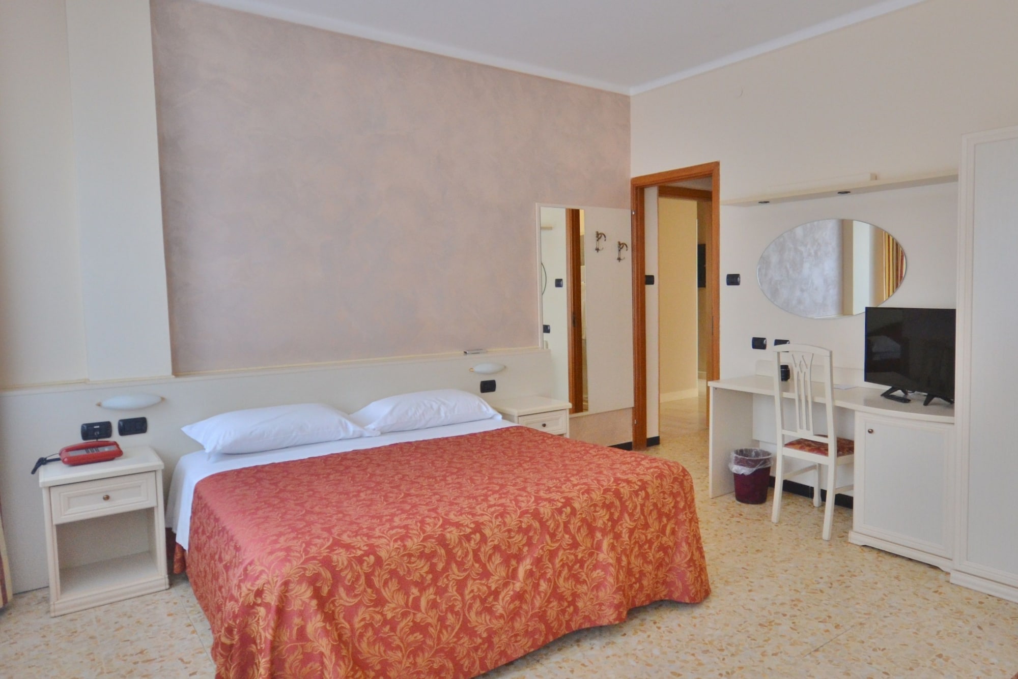 غرفة بريميوم بسرير كينج بشرفة، Gold Hotel 2/7