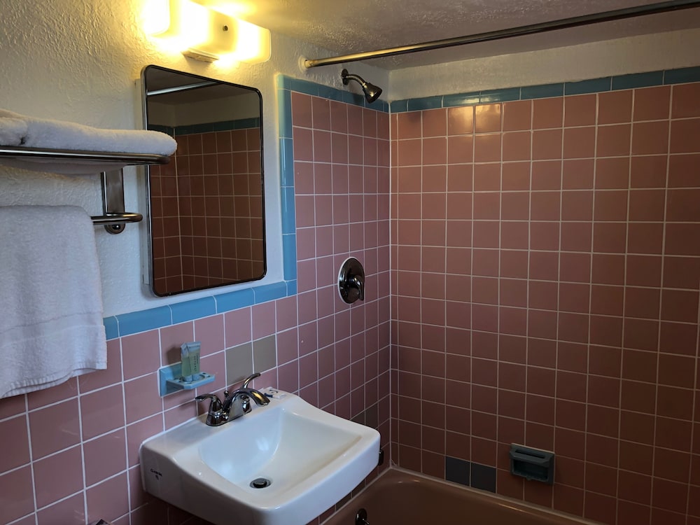 Tropicana Motel 20/40