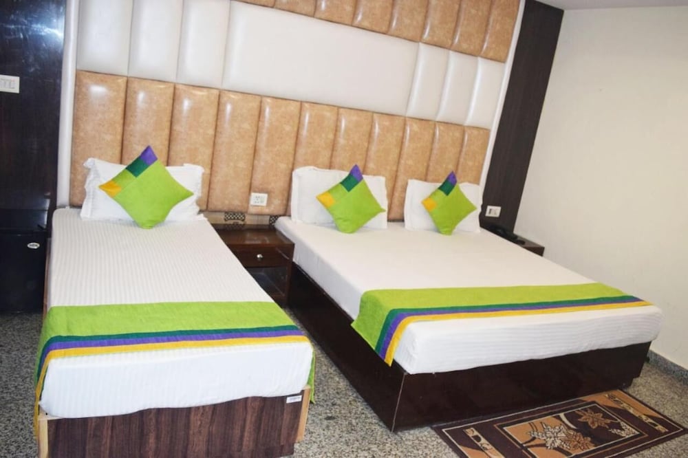 Hotel The Paramont Delhi 38/50
