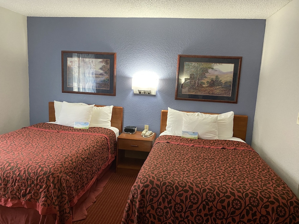 Days Inn & Suites by Wyndham Green Bay WI. 14/38
