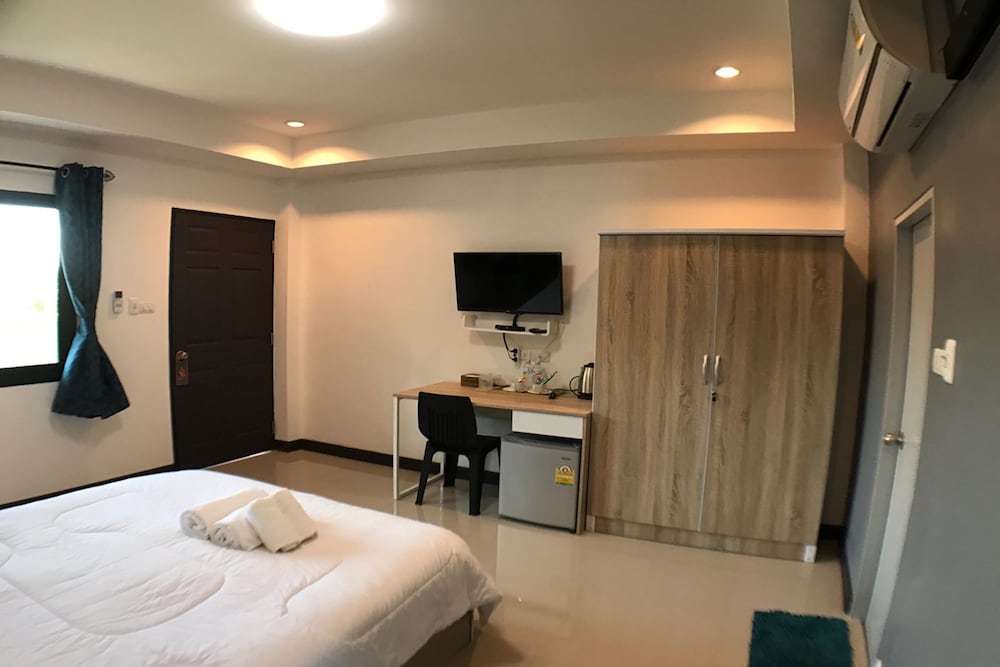 DELUXE, DOUBLE OR TWIN BED