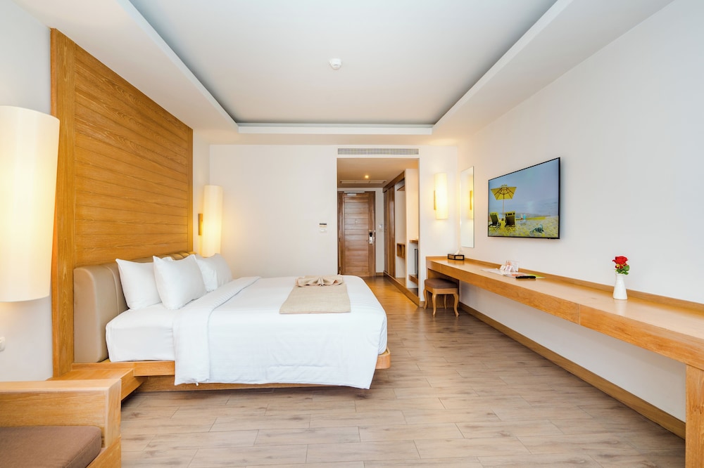 Plus, Deluxe, King Bed, Pool View