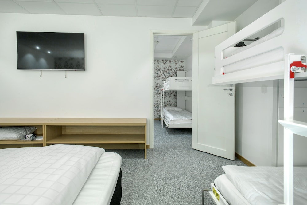Family, Twin Beds, 2 Bunk Beds, No Window