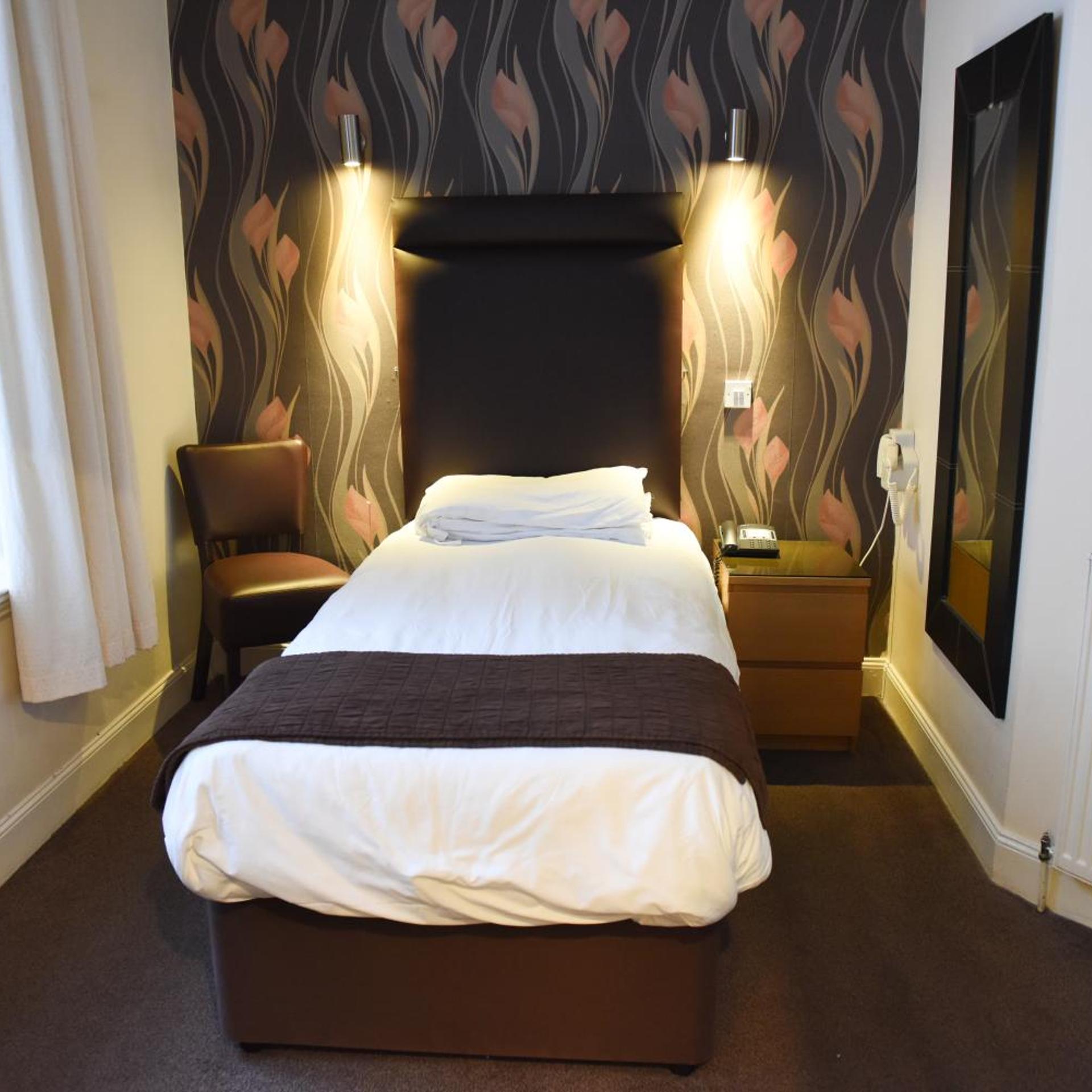 ROOM, SINGLE