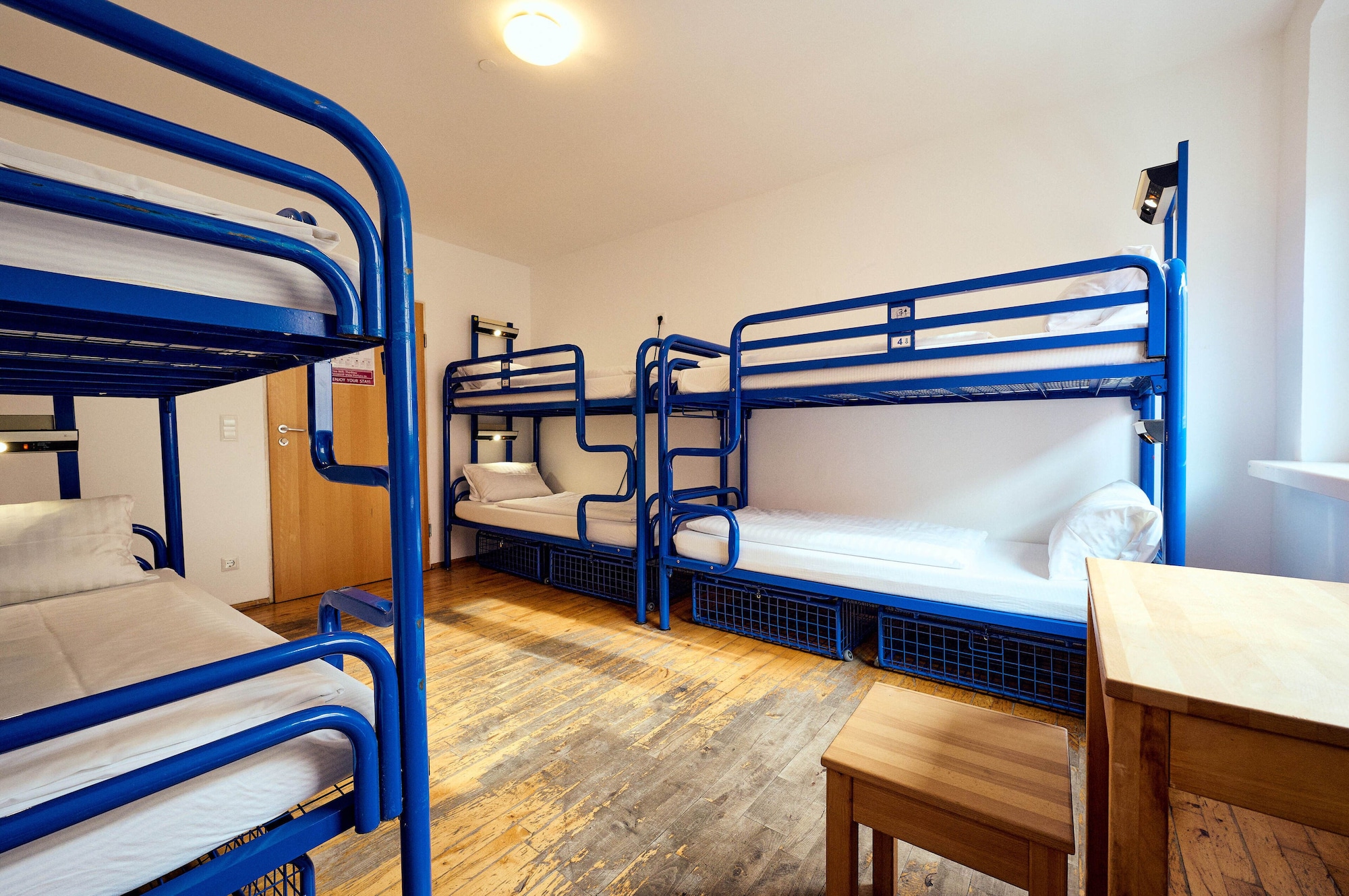 ROOM, 6 BEDS